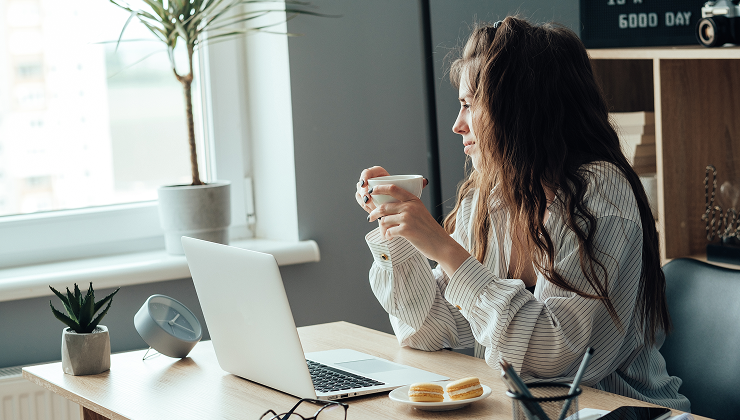 Ontspannen ondernemer die PayPacker gebruikt om eenvoudig online te verkopen